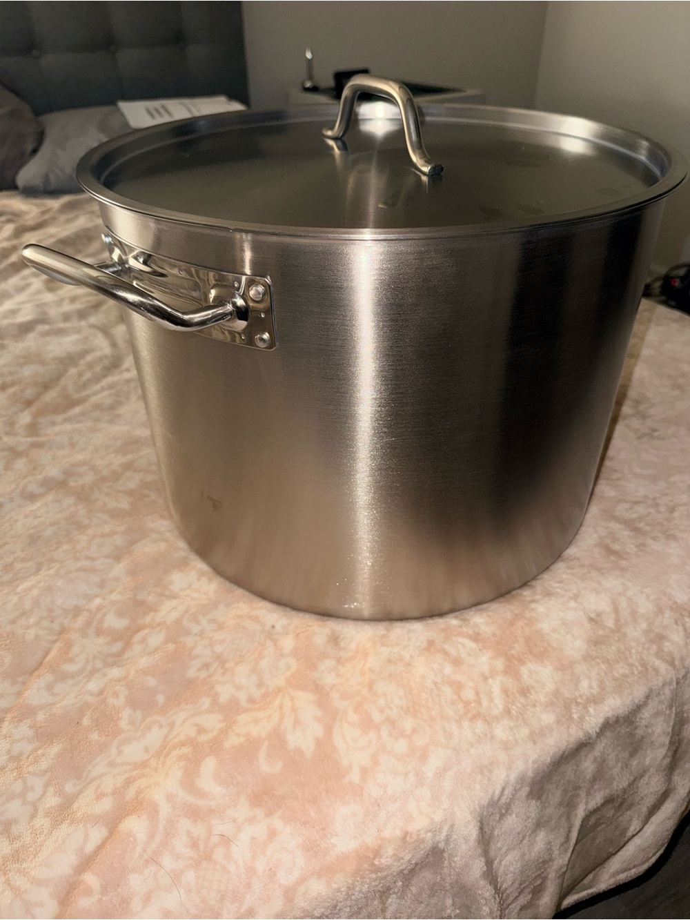 Extra large 10 gallon Vigor Stainless Steel Stock Pot in Silver Finish with Lid